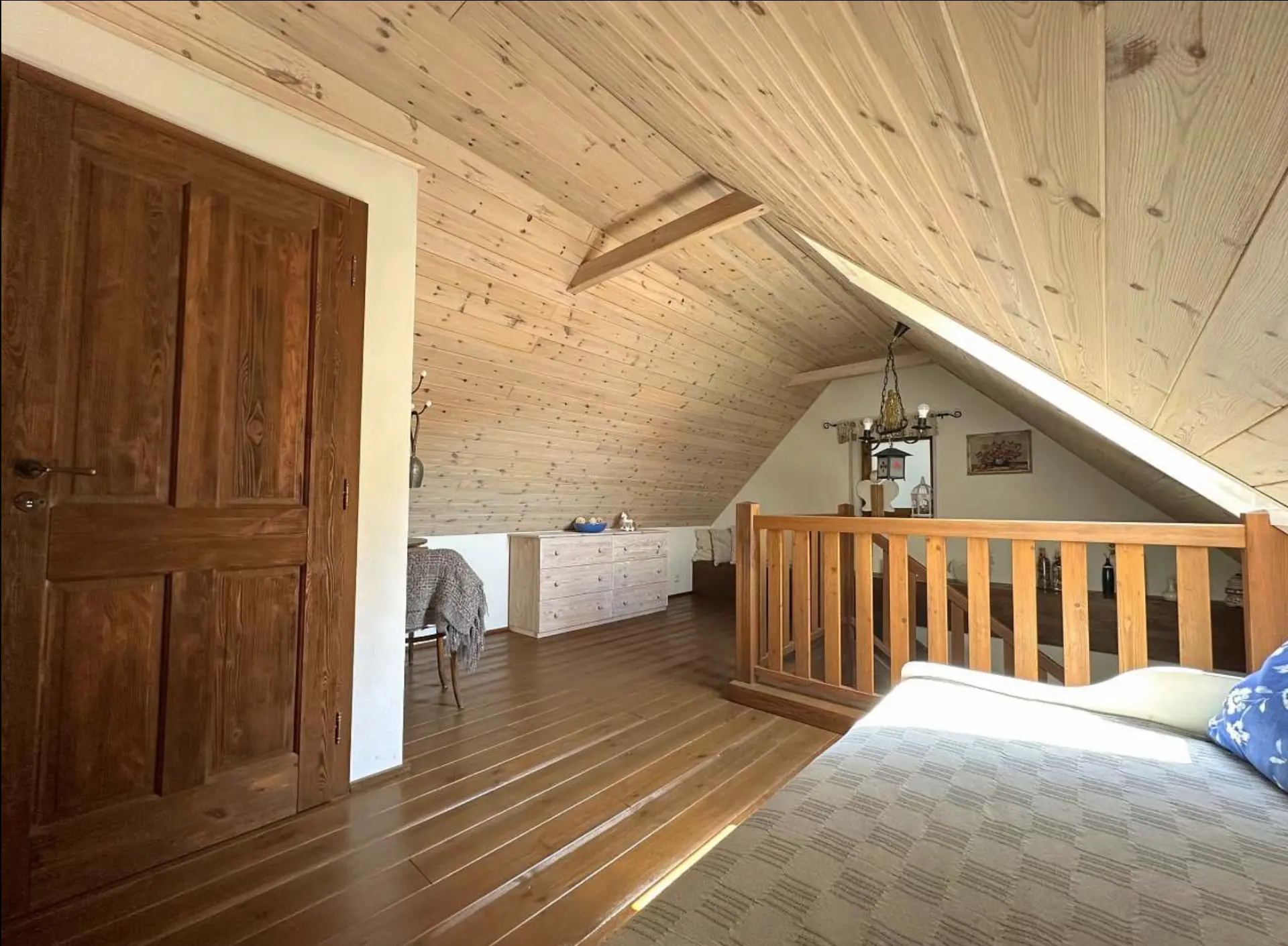 Podkrovní galerie s dřevěným zábradlím