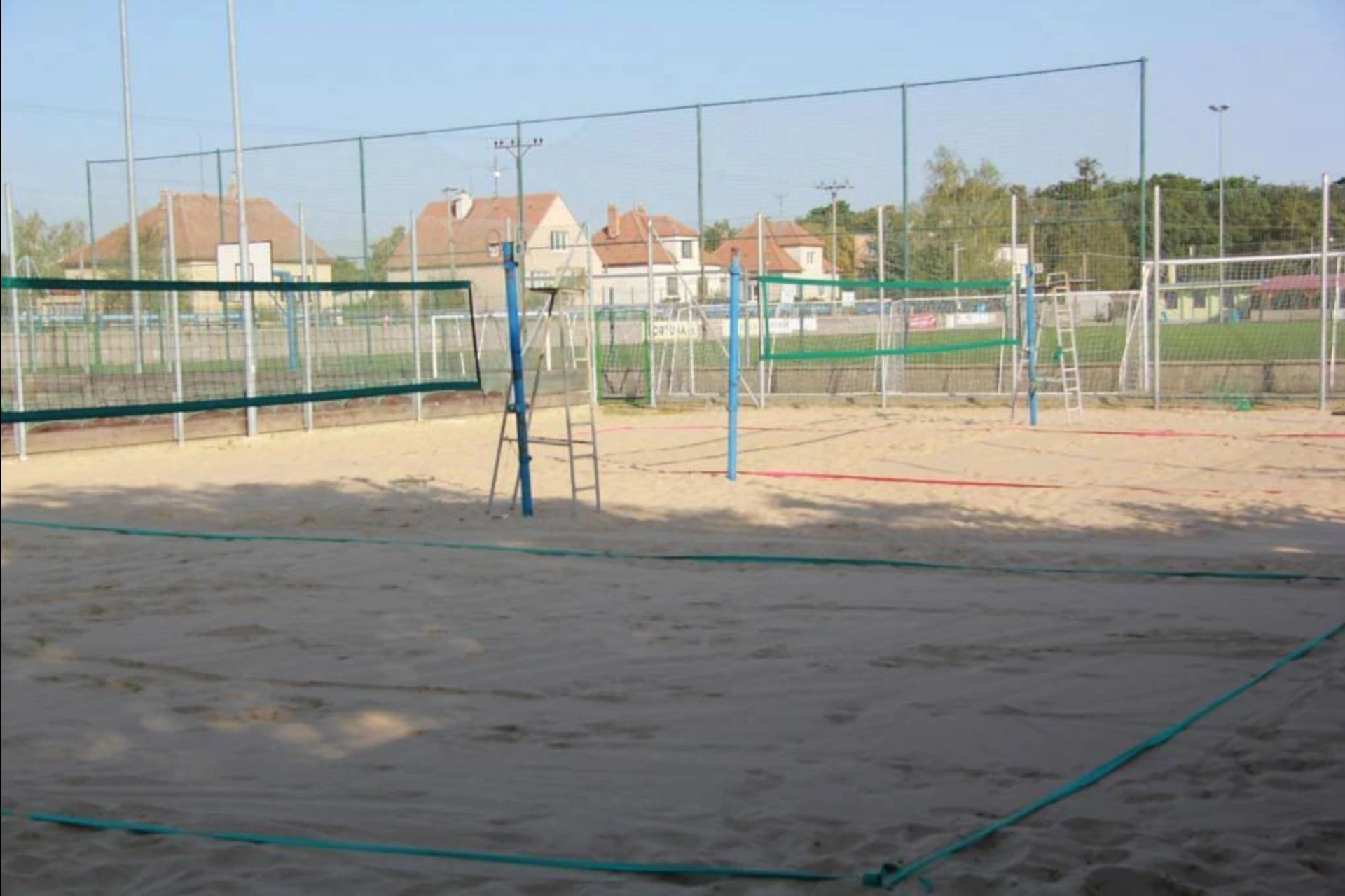 Beachvolejbalové kurty ve sportovním areálu